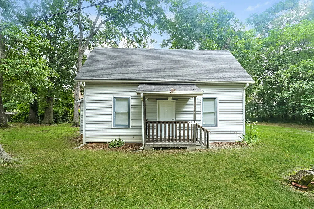 2 bed, 1.0 bath, 1042 sqft, $1,520 — Photo 1