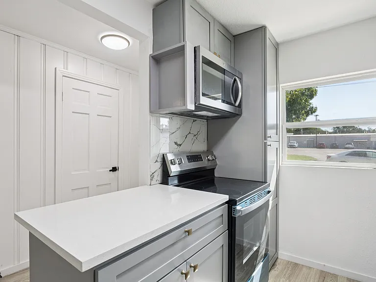 303 N Delphine St — Photo 5
