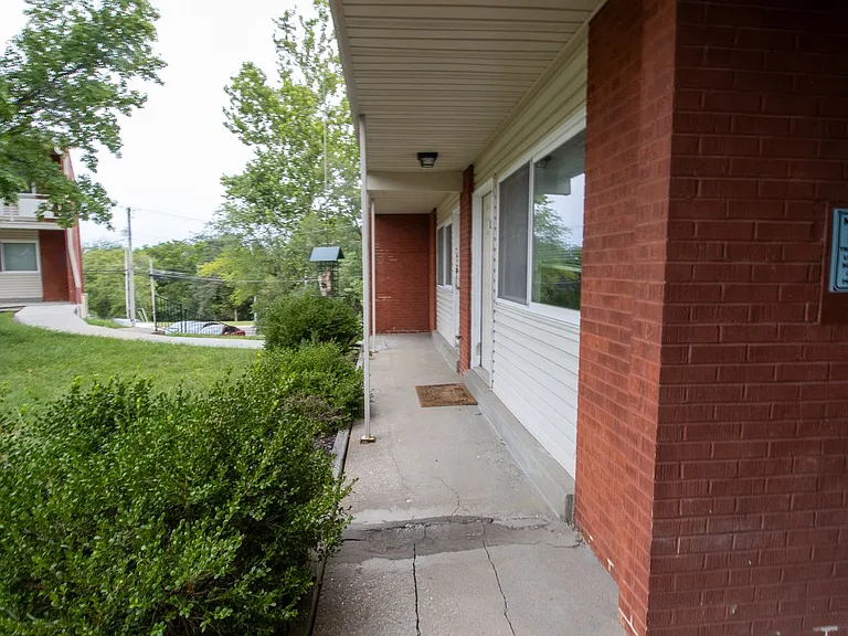 2209 Oakwood Dr — Photo 3