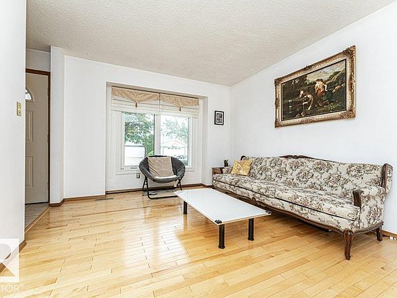 3rd image of 3303 42a Ave NW