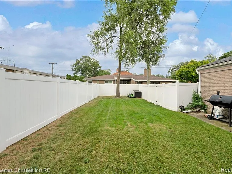 24600 Manistee St — Photo 44