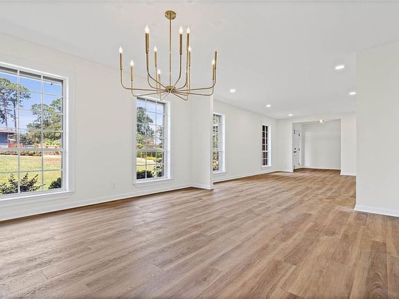 5th image of 241 Suzanne Cir