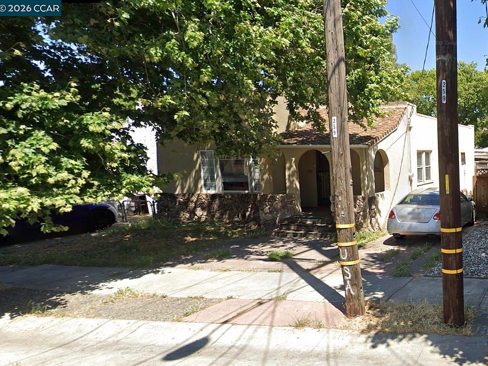 1st image of 1369 Redwood St
