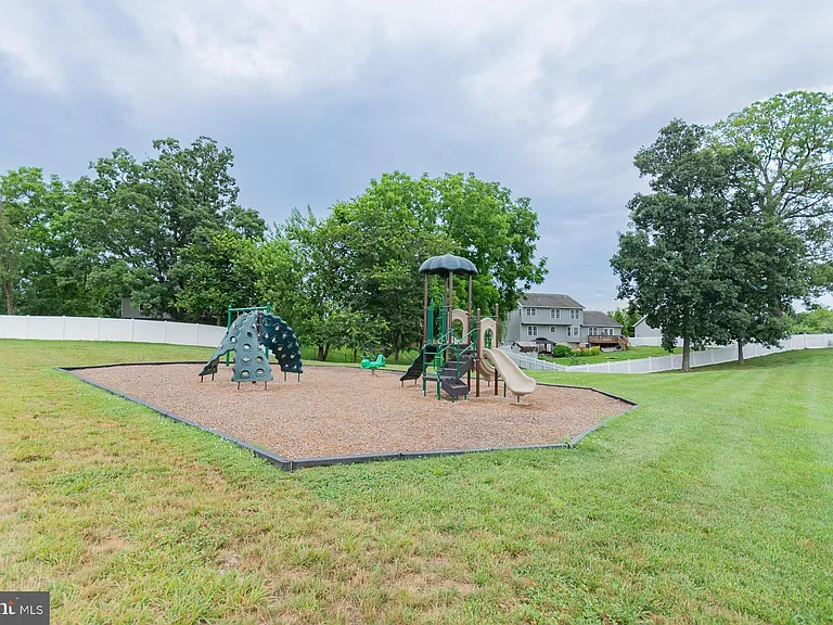 34 Coolidge Ave — Photo 41