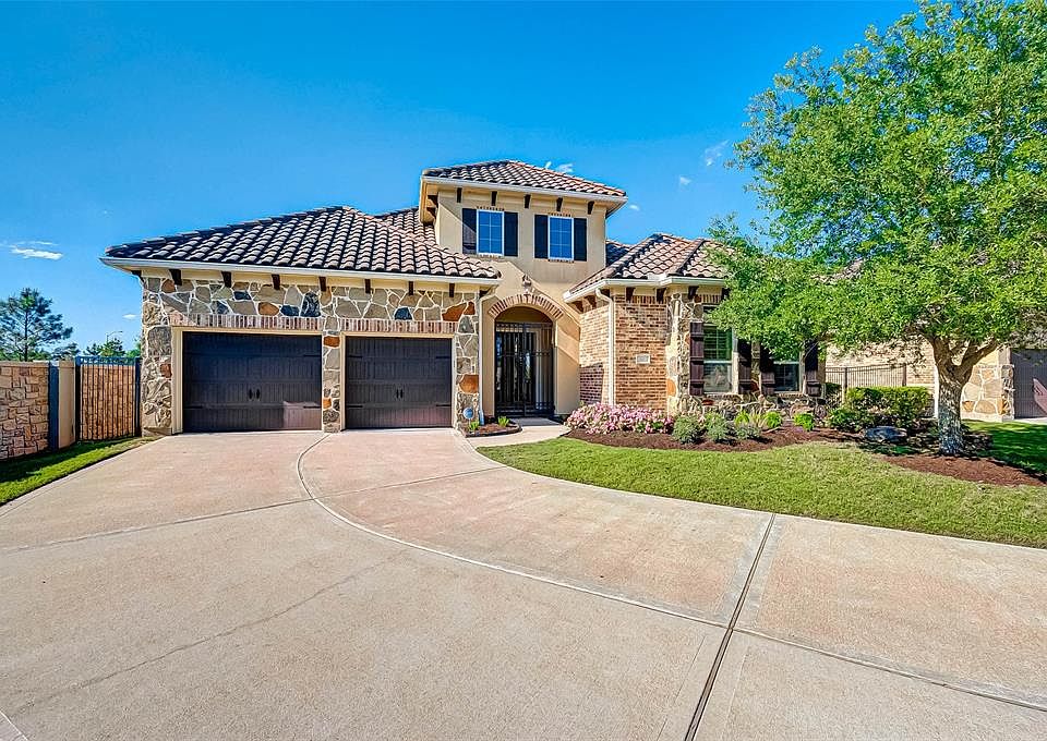 Don't miss this rare opportunity to own an upscale patio home in the Lakes of Cross Creek, a gated community of distinctive homes surrounding the lake.