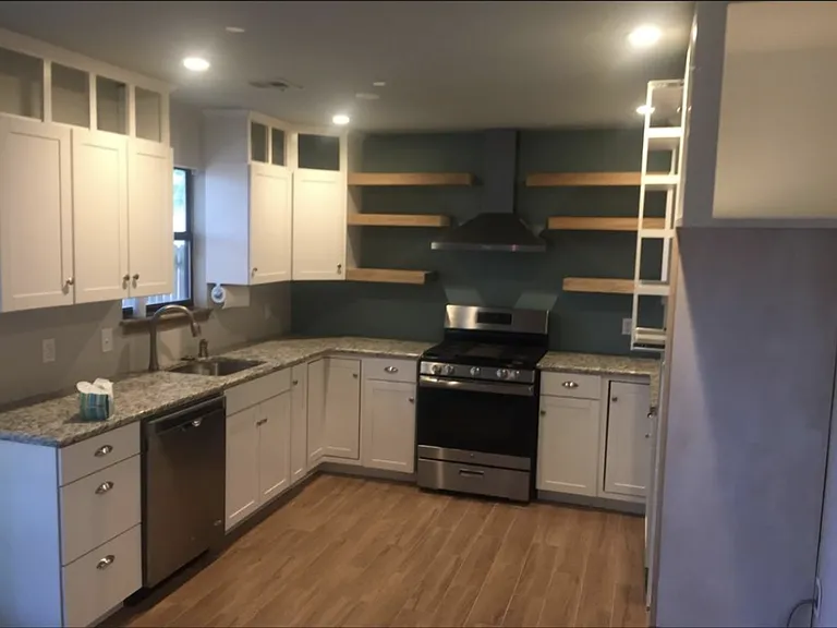 724 W Commercial St — Photo 2