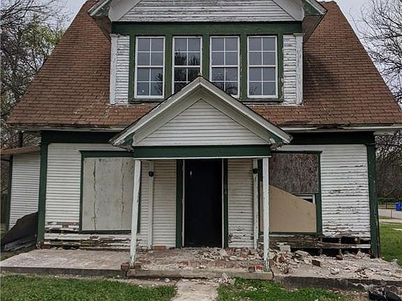 3rd image of 204 S Cockrel Ave