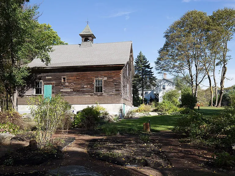 352 Thoreau St — Photo 3