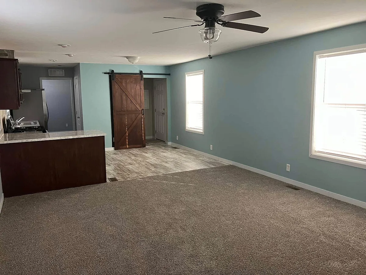 Building Photo - 205 W Marshall St #457