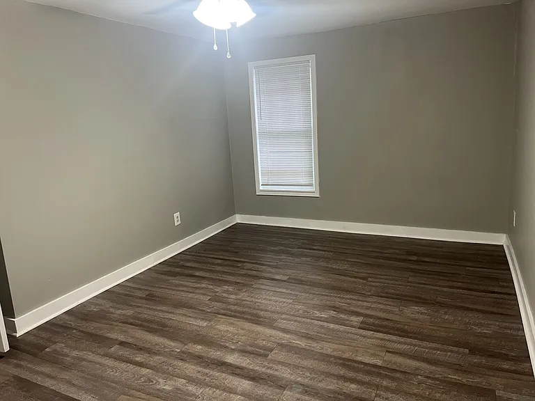 600 E Main St — Photo 9