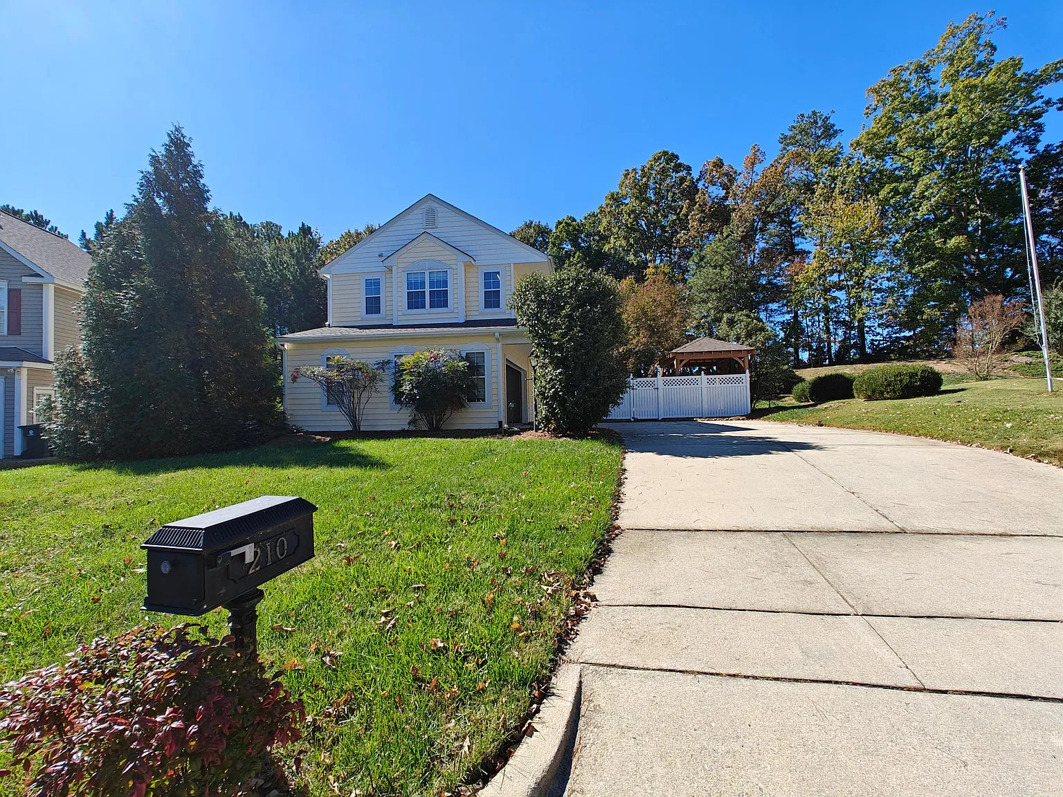 3 bed, 2.5 bath, 1691 sqft, $1,995 — Photo 1