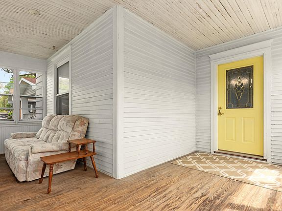 3rd image of 2704 N Prospect Rd