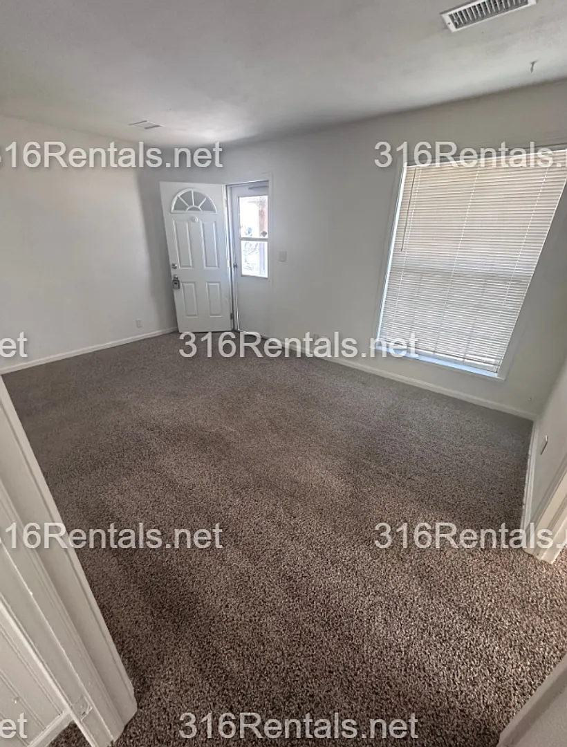 $895 - 2 bedroom / 1 bathroom - Single Family Home — Photo 2