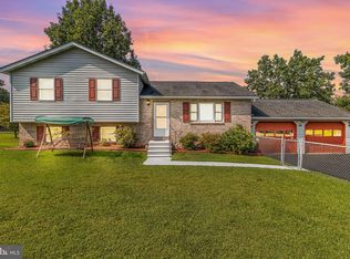 18 Whispering Pine Dr, Bunker Hill, WV 25413
