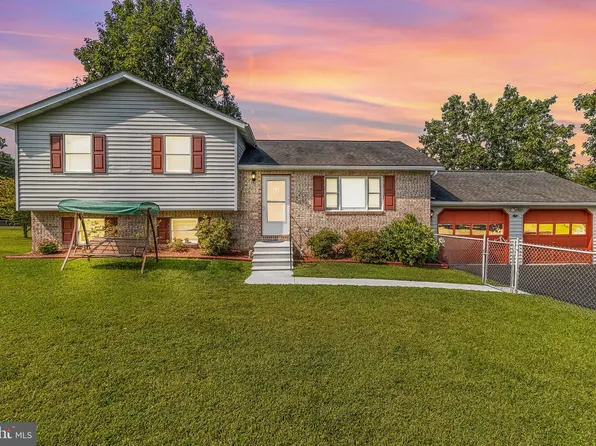 18 Whispering Pine Dr, Bunker Hill, WV 25413