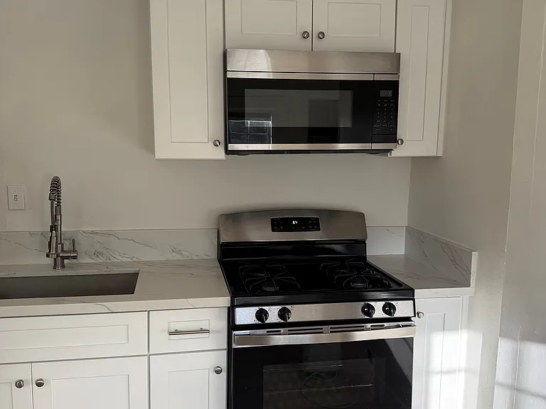 777 N Los Robles Ave #5 — Photo 7