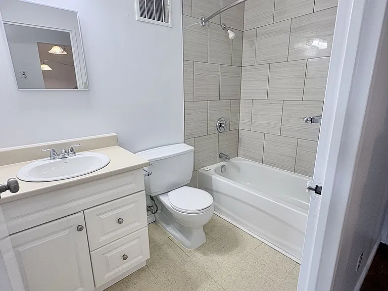 746 Laflin St — Photo 3