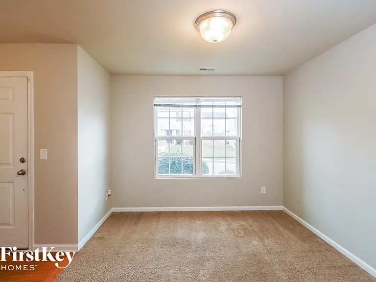 513 Ellingsworth Ln — Photo 4
