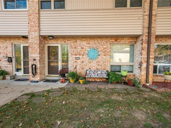 10157 Sakura Dr, Saint Louis, MO 63128