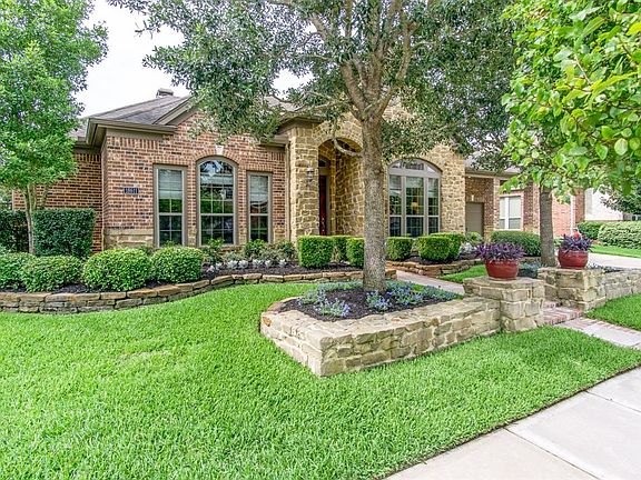 Great curb appeal, pretty landscaping, sprinkler system and front gutters.