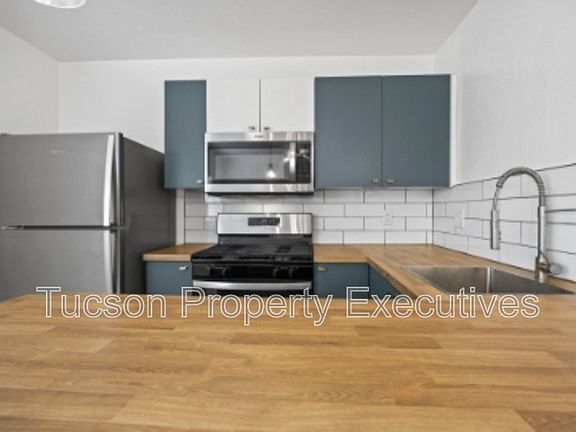 3rd image of 824 E 10th St APT L
