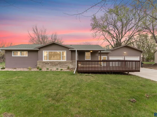 502 E Willow St, Harrisburg, SD 57032