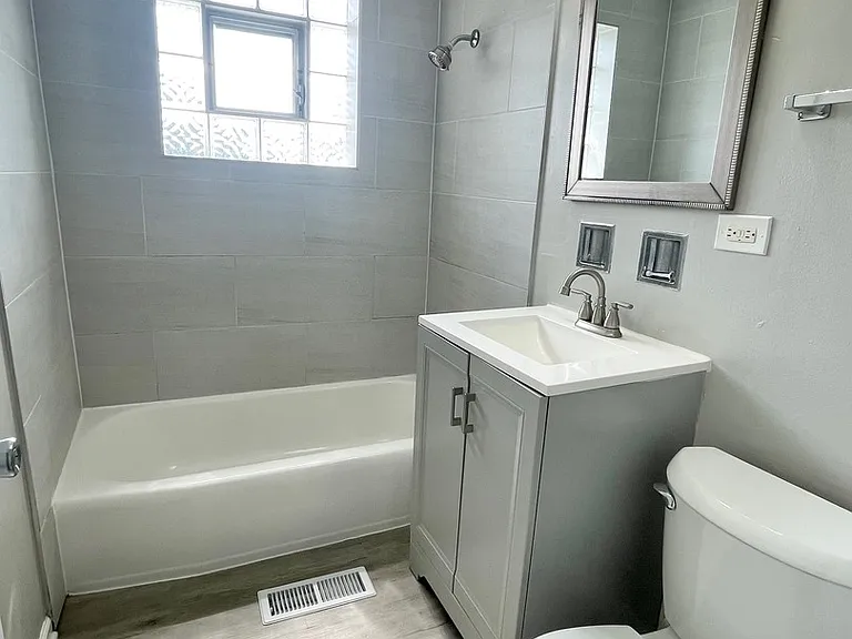 1721 E Roosevelt Rd #4 — Photo 12