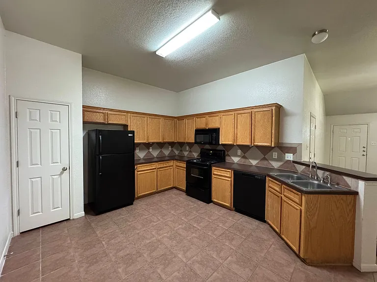 1204 Cinch Dr — Photo 4
