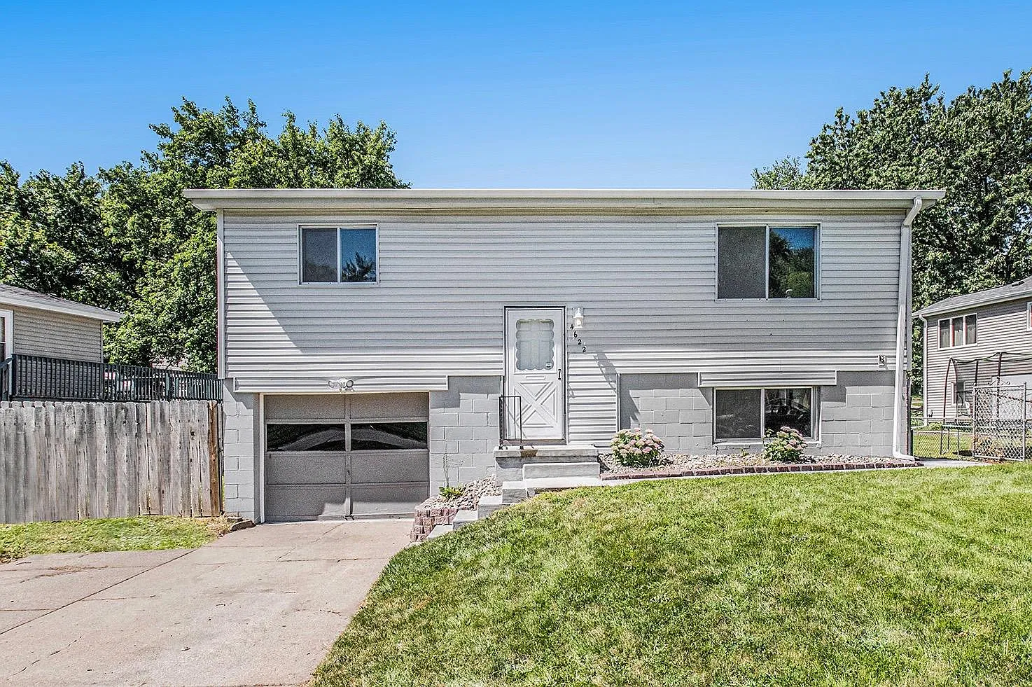 3 bed, 1.5 bath, 1300 sqft, $1,800 — Photo 2
