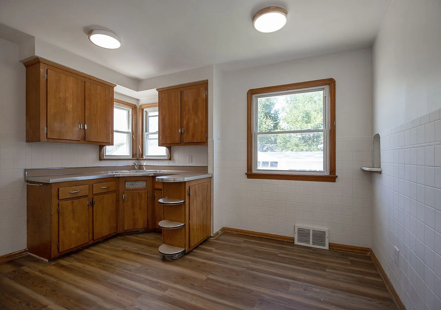 3-Bed, 1 Bath Beautiful Single- Family Home In Maple Heights! — Photo 1