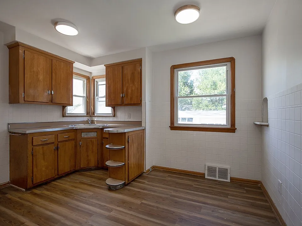 16011 Maplewood Ave
