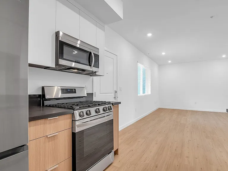 14333 Sylvan St — Photo 24