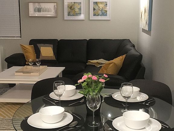 Spacious & bright living rm