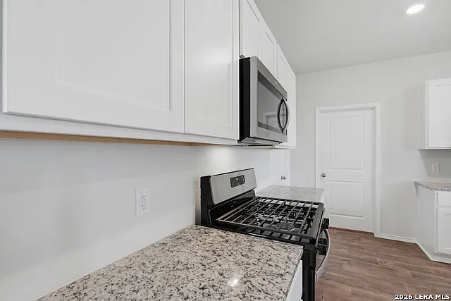 4 bed, 2.5 bath, 2302 sqft, $2,300 — Photo 4