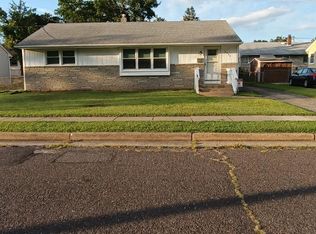 5047 Golfview Dr, Pennsauken, NJ 08109