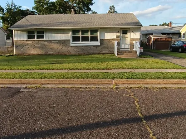 5047 Golfview Dr, Pennsauken, NJ 08109