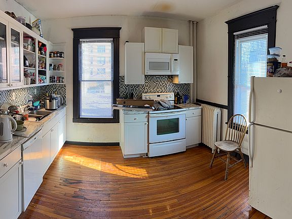 3rd image of 416 Hudson Ave