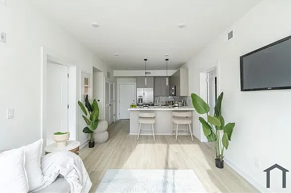 3 bed, 1120 sqft, $2,200 — Photo 3