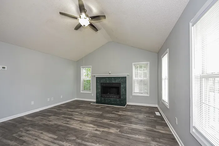 425 Wallace Way — Photo 2