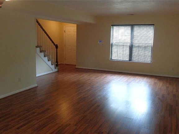 5th image of 332 Dorset Ave
