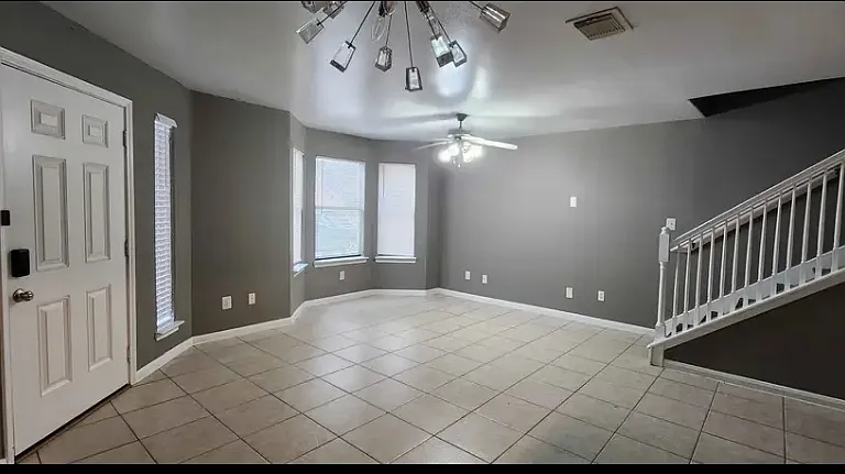 3004 La Estancia Ln — Photo 2
