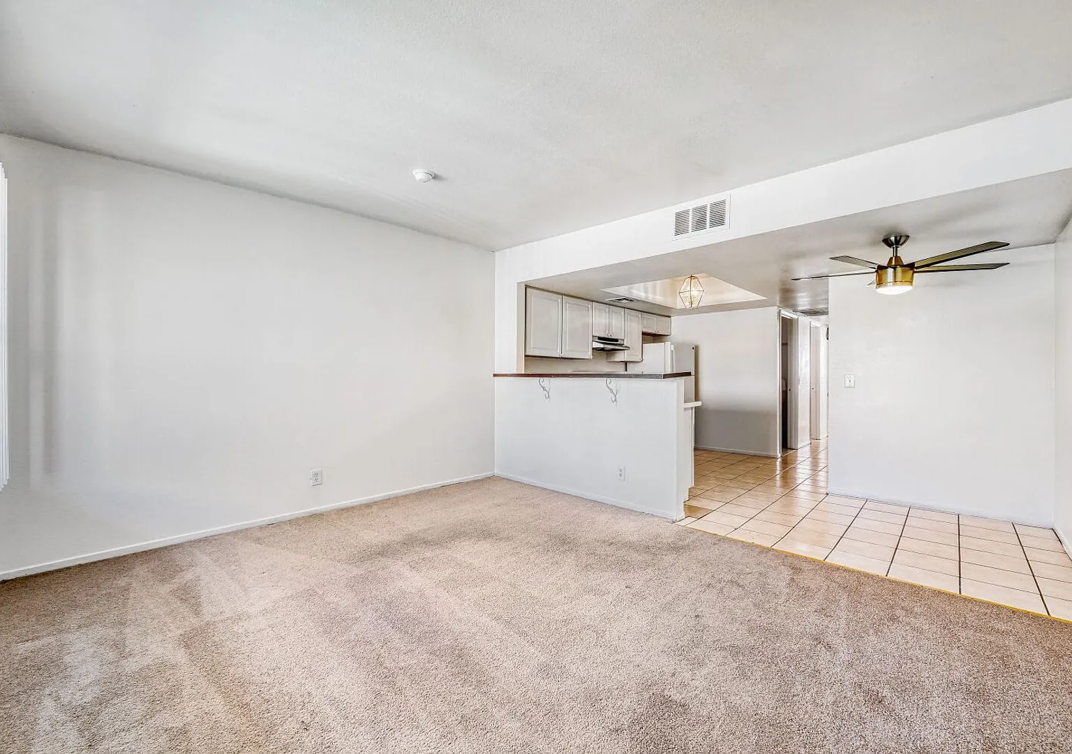 Cozy 2 Bedroom Upstairs Unit With Lots of Natural Light! — Photo 4