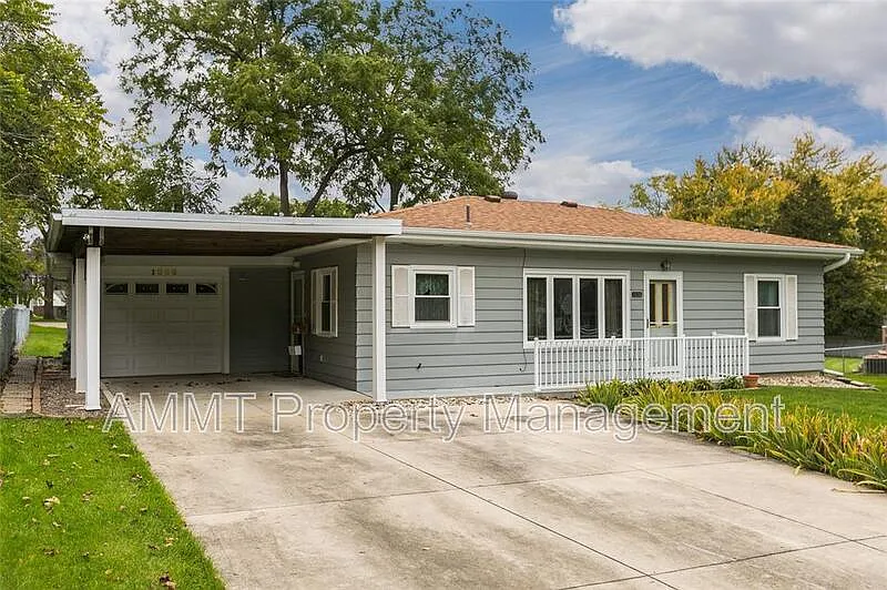 3 bed, 1.0 bath, 1064 sqft, $1,500 — Photo 2
