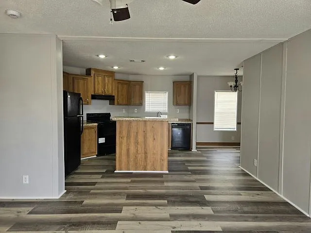 3 bed, 2.0 bath, 1040 sqft, $2,020 — Photo 2