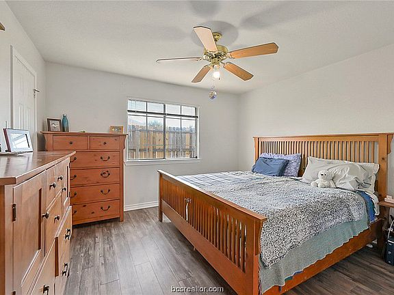 3rd image of 912 Crepe Myrtle St