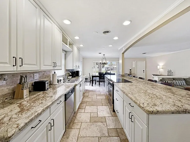 332 NW 26th Ct — Photo 16