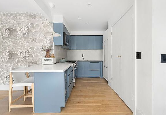 4th image of 96 Clay St #2C