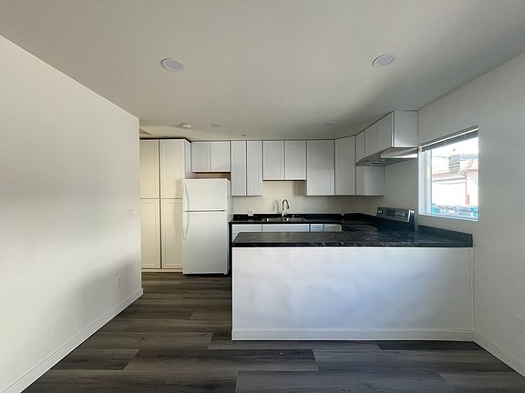 5th image of 702 S Walnut St #E