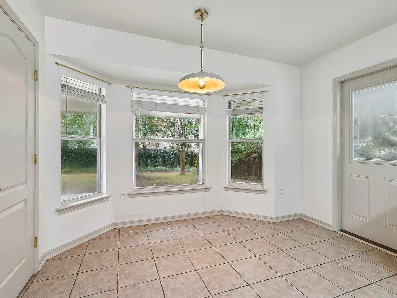Available Immediately - Pet Friendly, Charming 3 Bed, 2 Bath Home in Mandeville — Photo 4