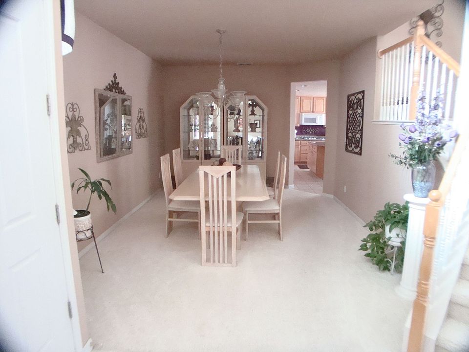 Dining room and Living room is adjacent to this